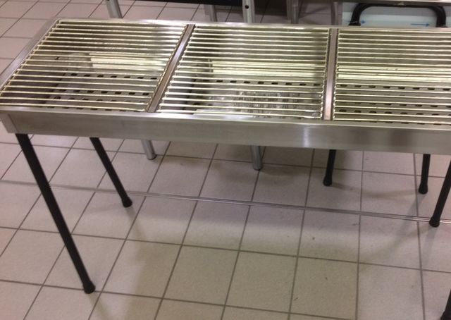 Grill à charbon pour les brochettes party piques compris 
pieds démontables
2 foyers Fr. 100.- 36x72 cm
3 foyers (photo) Fr. 150.-  36x108 cm
2 foyers Fr. 50.- 30x69 cm pieds rabattables incorporés
Caution Fr. 200.-, Fr. 300.- et Fr. 100.-
Forfait nettoyage Fr. 30.-