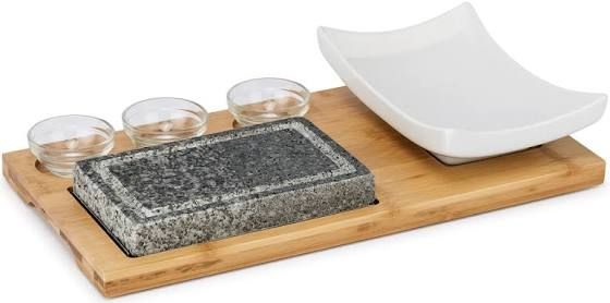  1 planche, 1 ardoise 18 x 11 cm, 3 coupelles sauce, 1 récipient accompagnement : Fr.- 7.- + Caution Fr. 20.- par set
ardoise sel Himlaya sur demande
ardoise de remplacement Fr. 50.-